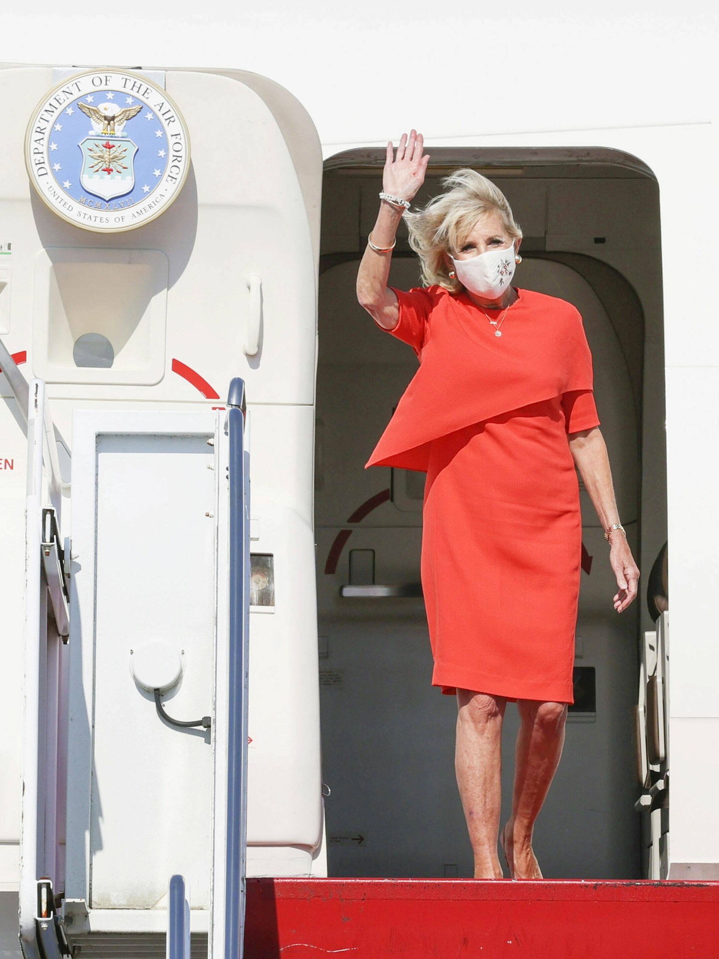 Jill Biden, a su llegada a la base aérea de Yokota. (Reuters)