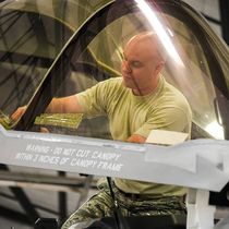 Foto: Un técnico de la USAF trabaja en la cúpula de un F-35A en la Base de la Fuerza Aérea Hill, Utah, el 12 de noviembre de 2019. (USAF)