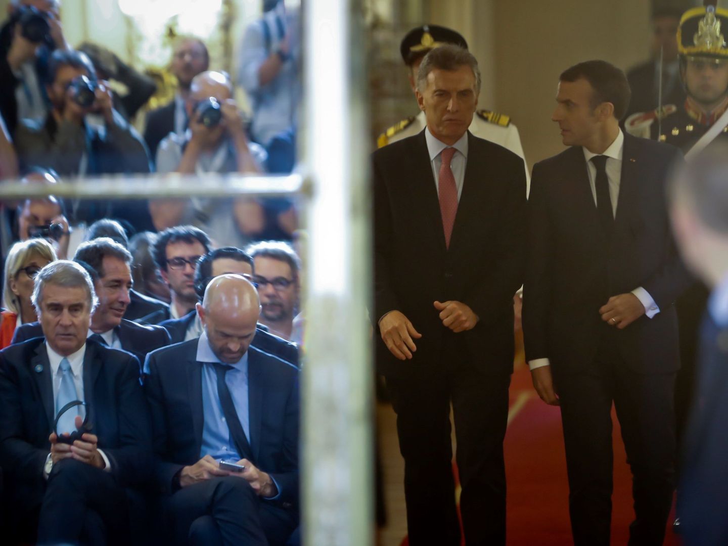El francés Emmanuel Macron camina junto a Mauricio Macri rumbo a una rueda de prensa conjunta en la Casa Rosada, el 29 de noviembre de 2018. (EFE)