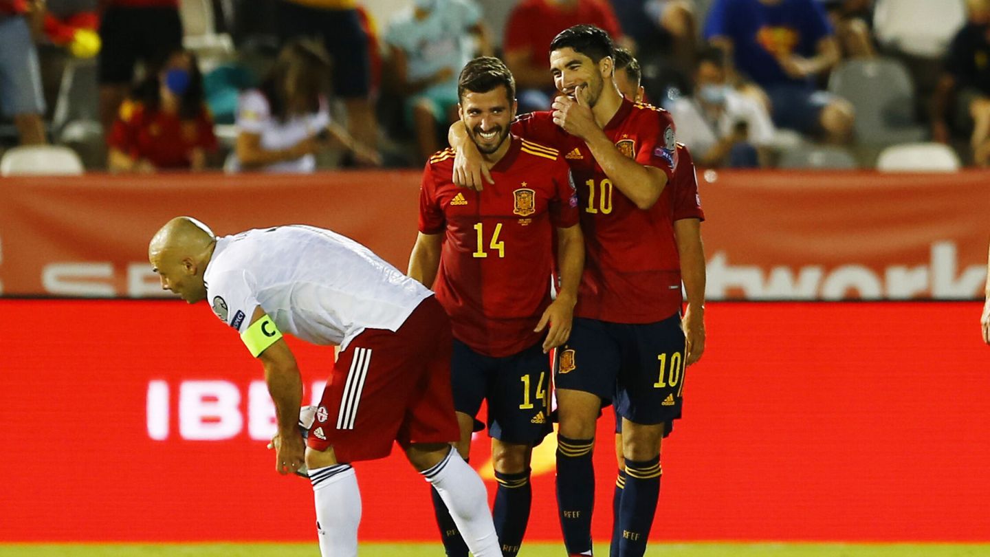 Carlos Soler y José Luis Gayà en un partido de la Selección. (Reuters/Marcelo Del Pozo)