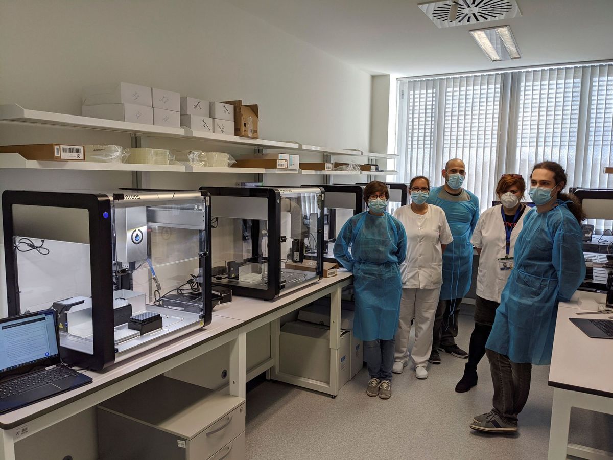 Foto: Miembros del ISCIII junto a un robot de PCR el pasado abril. (EFE)