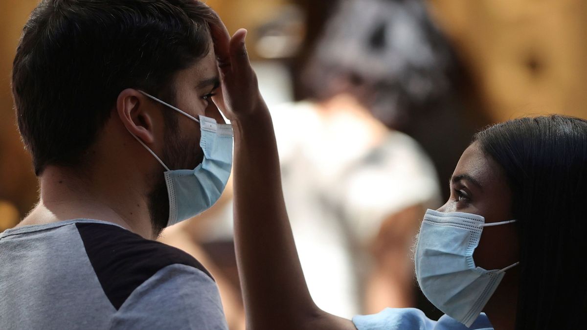 Andalucía recluta 2.500 enfermeros para la vuelta al cole y blinda las residencias