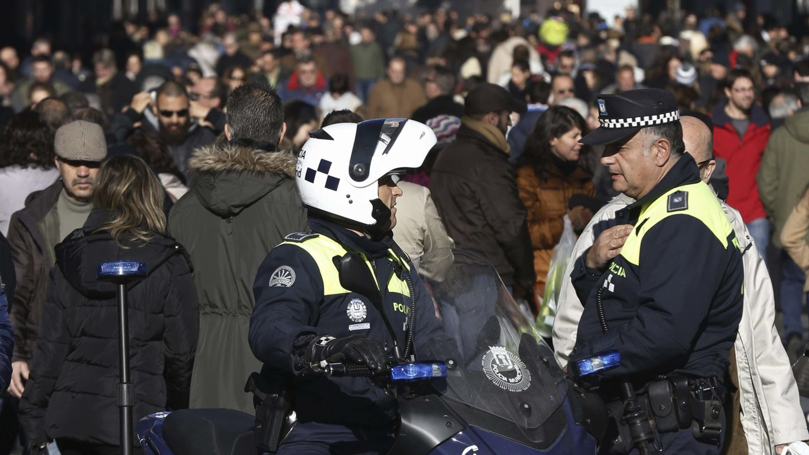Foto: Dos policías municipales, entre la multitud en pleno Callao, en Madrid. (EFE)