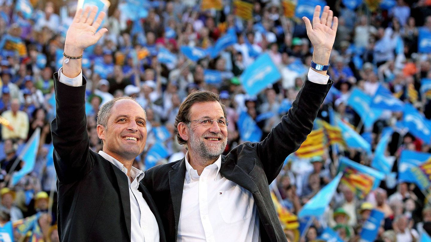 El expresidente del PP Mariano Rajoy junto a Camps en una imagen de archivo. (EFE/Manuel Bruque)
