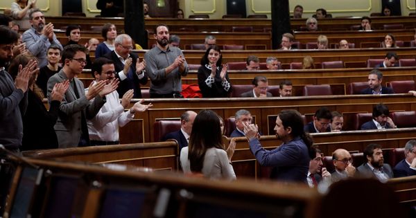 Foto: El líder de Podemos, Pablo Iglesias, aplaudido tras su intervención ante el pleno del Congreso. (EFE)
