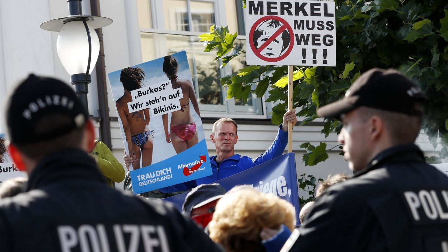 Un manifestante de AfD protesta ante un mitin de la CDU, en Binz, Alemania. (Reuters)