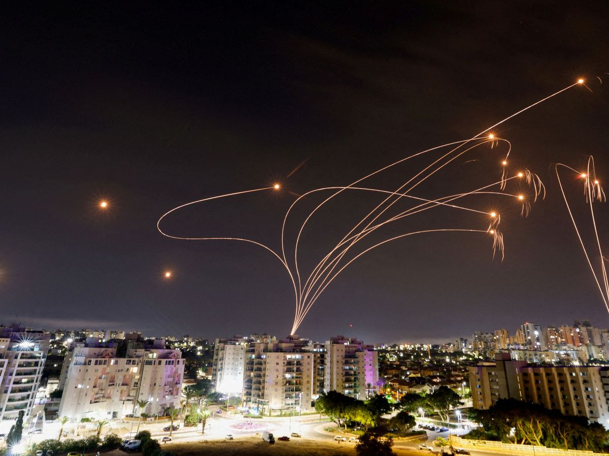 Foto: Cúpula de Hierro intercepta varios misiles lanzados por Hamás, el 9 de octubre. (Reuters/Amir Cohen)
