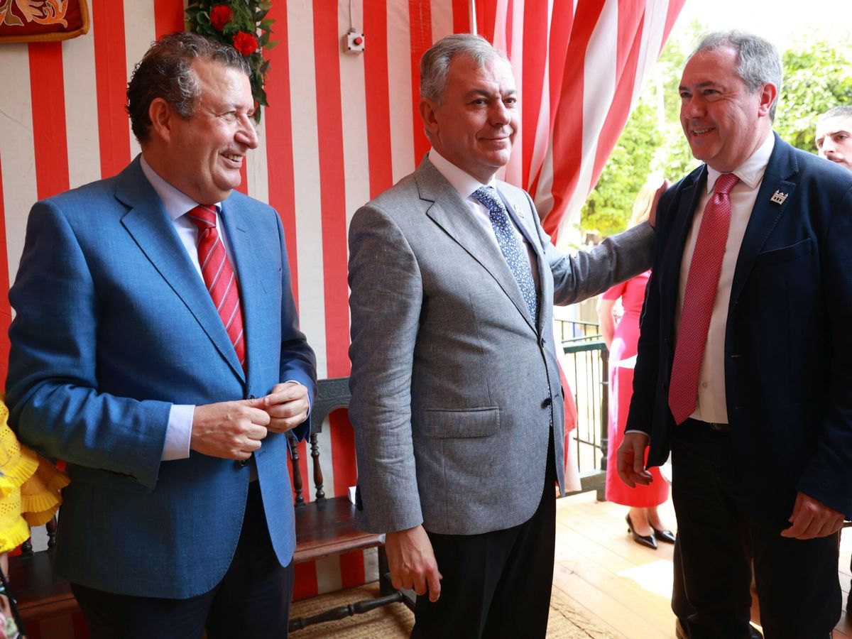 Foto: Javier Fernández, líder del PSOE de Sevilla, con el alcalde de la capital, José Luis Sanz, y Juan Espadas. (Europa Press / Rocío Ruz)