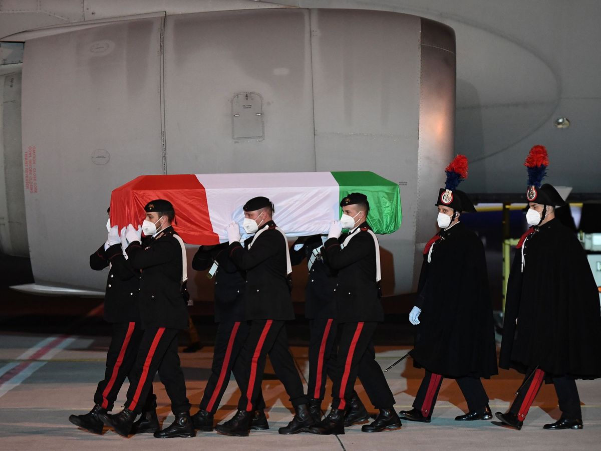 Foto: El cuerpo de Luca Attanasio llega al aeropuerto de Roma. (Reuters)
