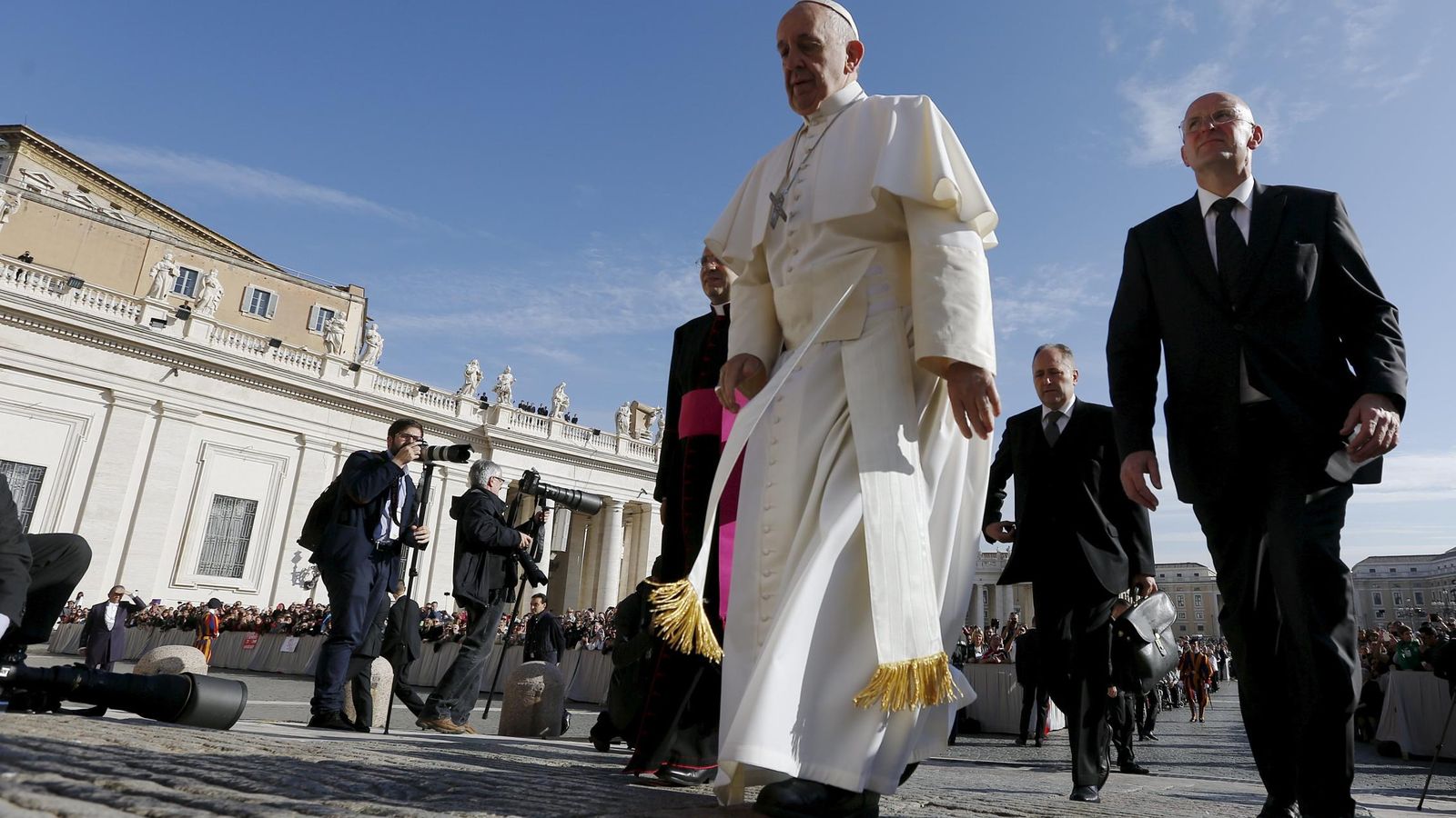Foto: El papa Francisco acompañado del jefe de seguridad del Vaticano, Domenico Giani, en la Plaza de San Pedro, el 4 de noviembre de 2015. (Reuters)