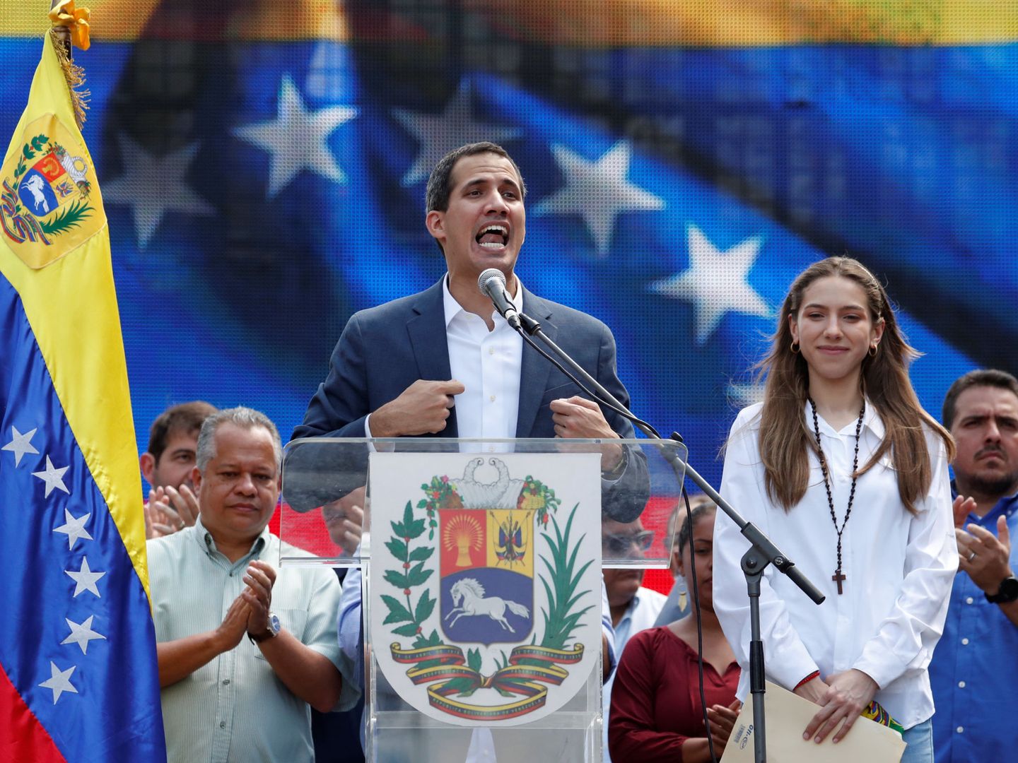 Guaidó y su esposa, Fabiana Rosales, sobre el escenario. (Reuters)