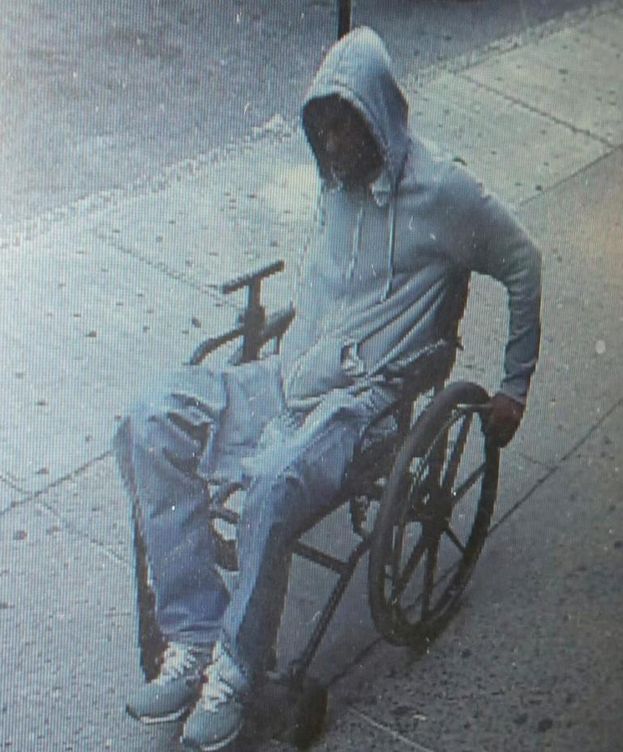 Foto: El ladrón que asaltó la sucursal del Santander, en la silla de ruedas (DCPI)