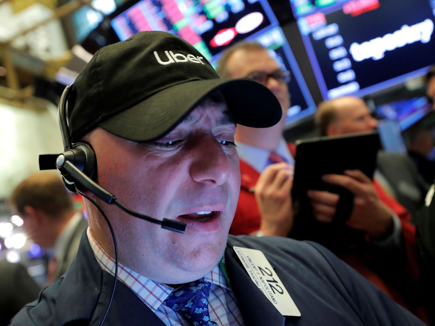 Un 'trader' de Wall Street tras el estreno de Uber en bolsa. (Reuters)