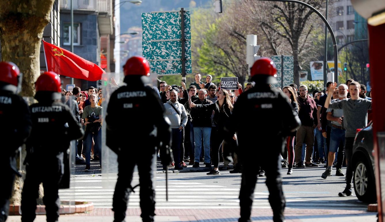 La Ertzaintza carga contra un centenar de personas concentradas contra Vox ante el Palacio Euskalduna de Bilbao (EFE)