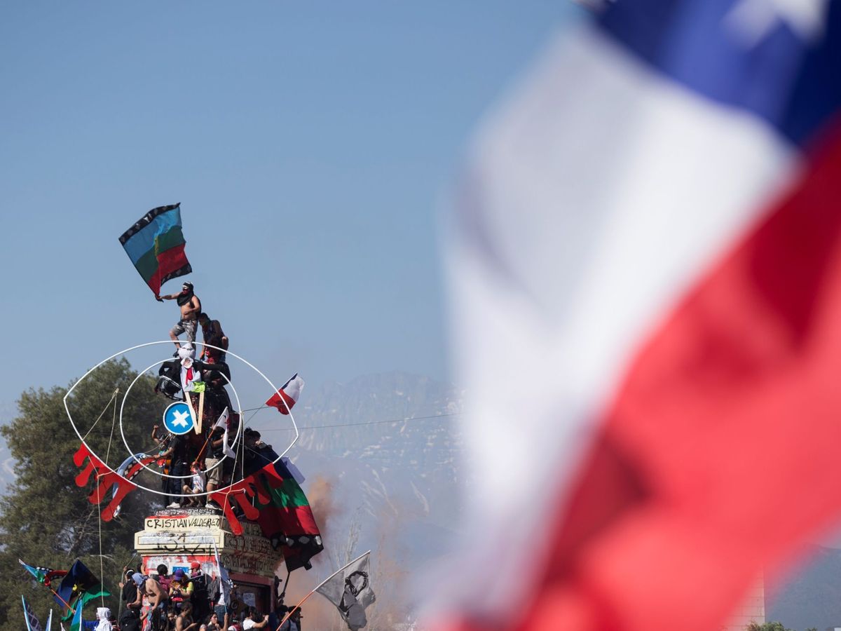 Foto: Marcha por el primer aniversario de las protestas desborda santiago de chile