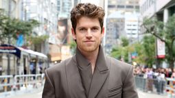 Quién es la artífice de los admirados looks de Miguel Bernardeau para la promoción de 'La bola negra': la estilista detrás de su nuevo estilo