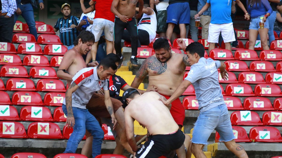 Horror en el fútbol mexicano: una extrema batalla campal entre aficiones deja 22 heridos