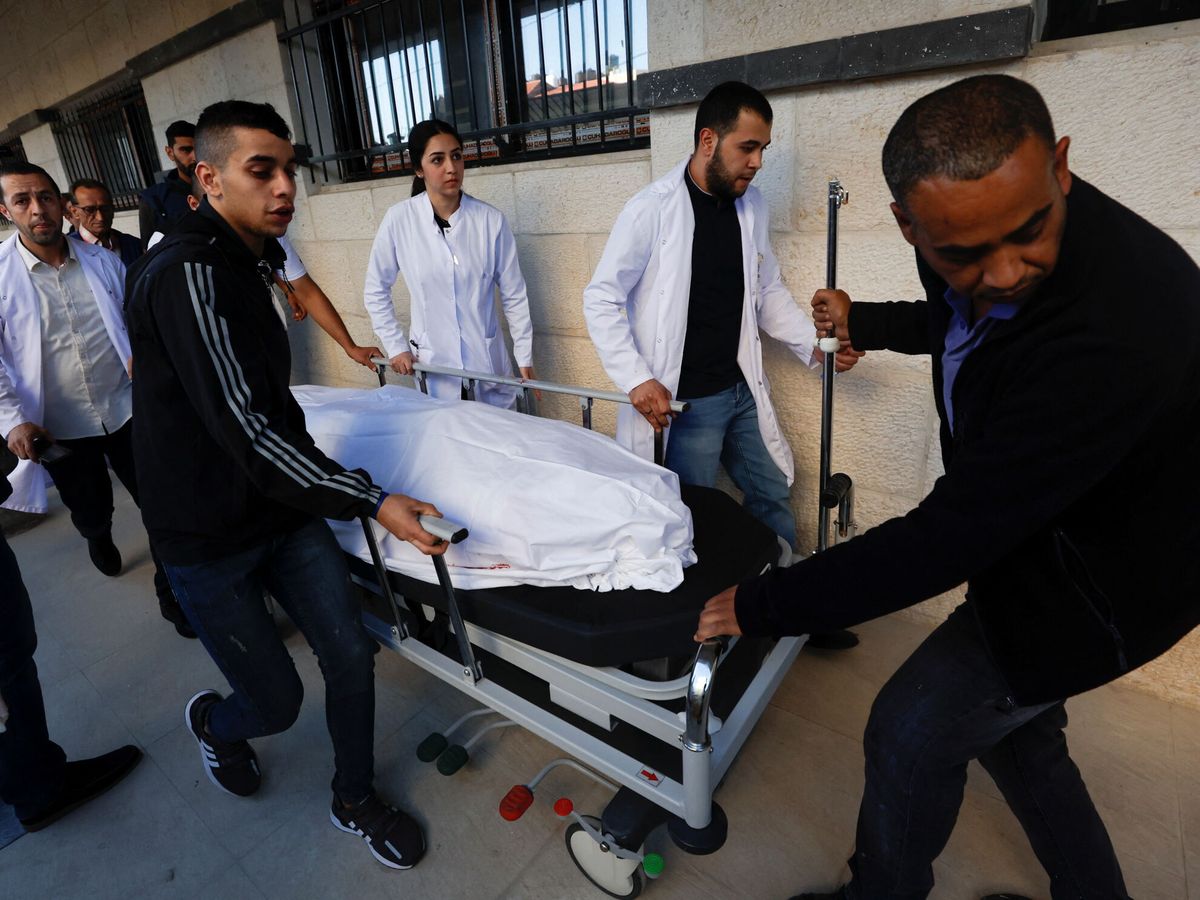 Foto: Traslado al hospital de la periodista Shireen Abu Akleh tras ser disparada. (Reuters/Mohamad Torokman)