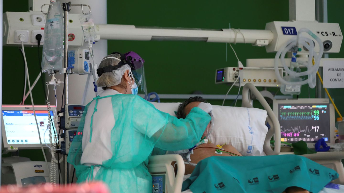 Un sanitario cuida de un paciente en la UCI del hospital de La Paz, en Madrid, el pasado 28 de abril. (Reuters)