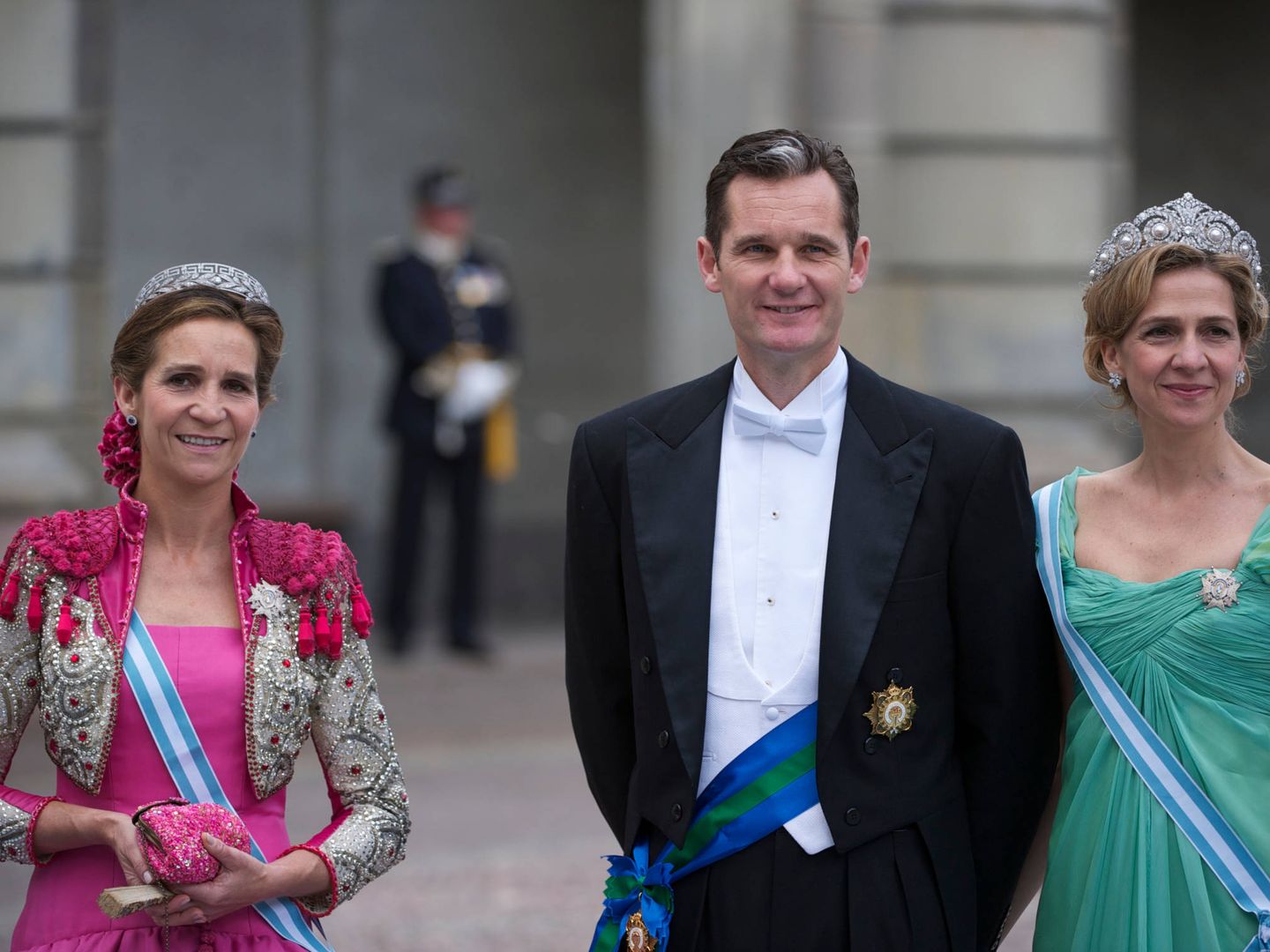 La infanta Elena, Iñaki Urdangarin y la infanta Cristina en la boda de Victoria de Suecia. (Limited Pictures)