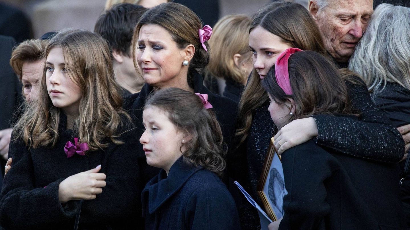 Ingrid Alexandra, junto a sus primas en el funeral de Ari Behn. (Cordon Press)