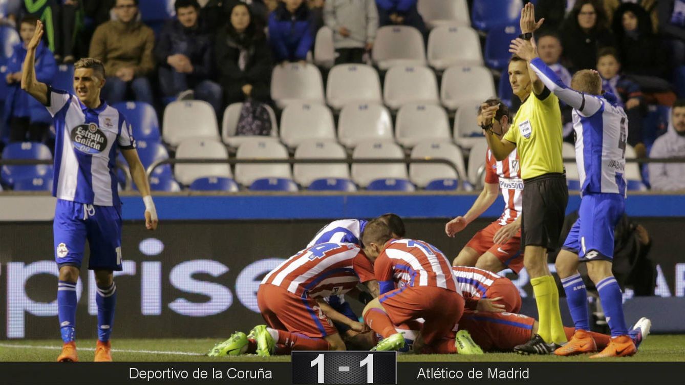 Foto: Momento en que los jugadores intentan atender a Torres justo después de su caída (Miguel Vidal/Reuters).