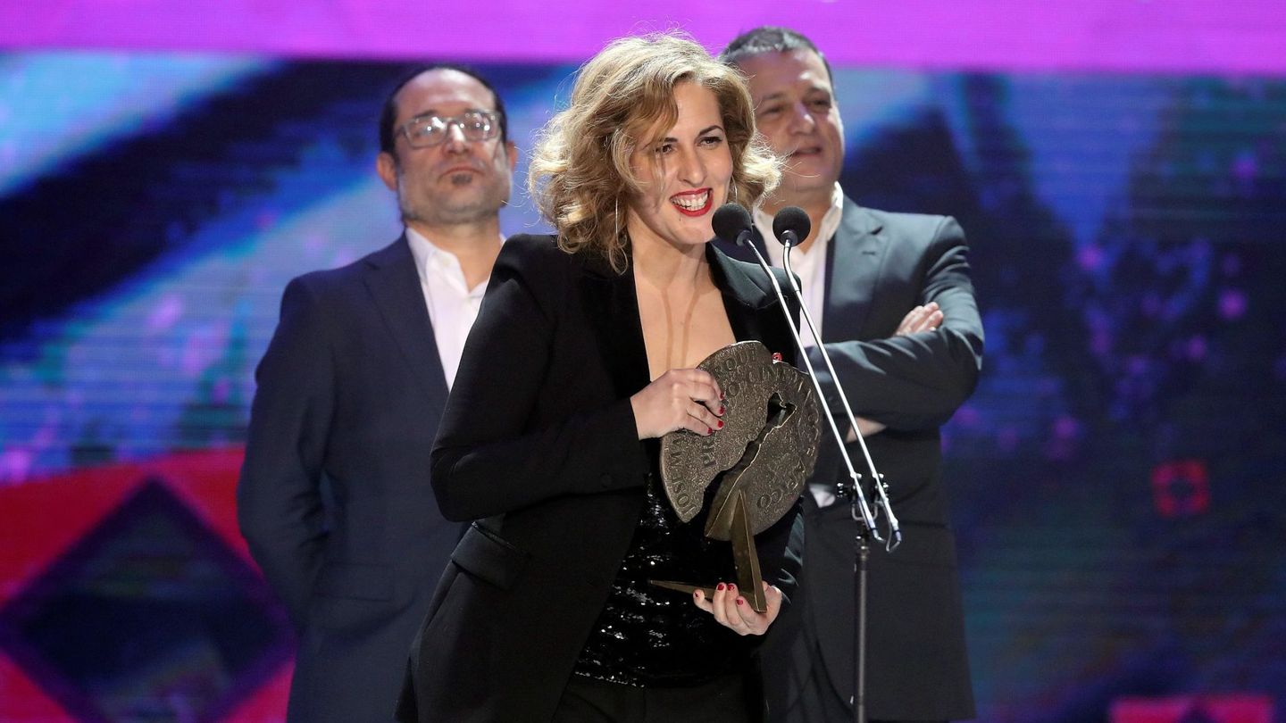La directora del cortometraje 'Cerdita', Carlota Pereda, tras recibir el galardón al mejor 'Cortometraje cinematográfico' durante gala de entrega de los premios Forqué. (EFE)