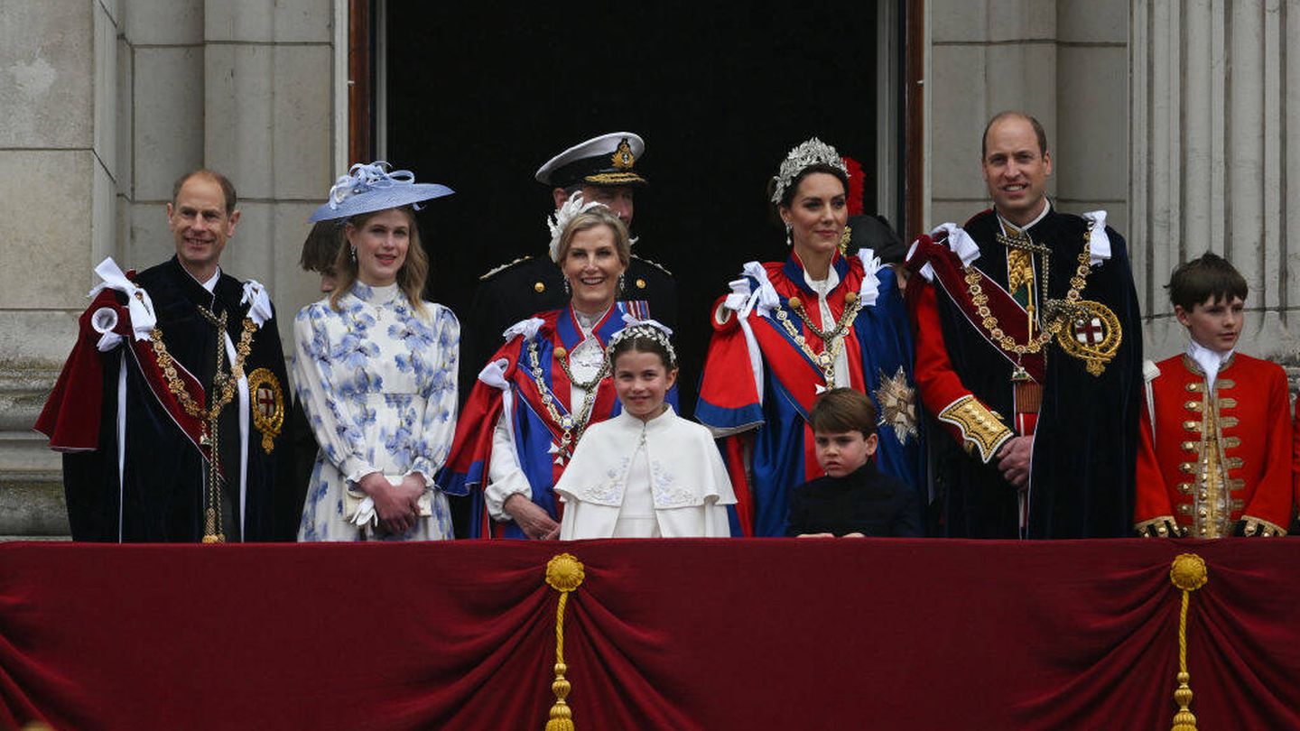 La familia real británica posa en el balcón del palacio de Buckingham después del acto. (Getty)