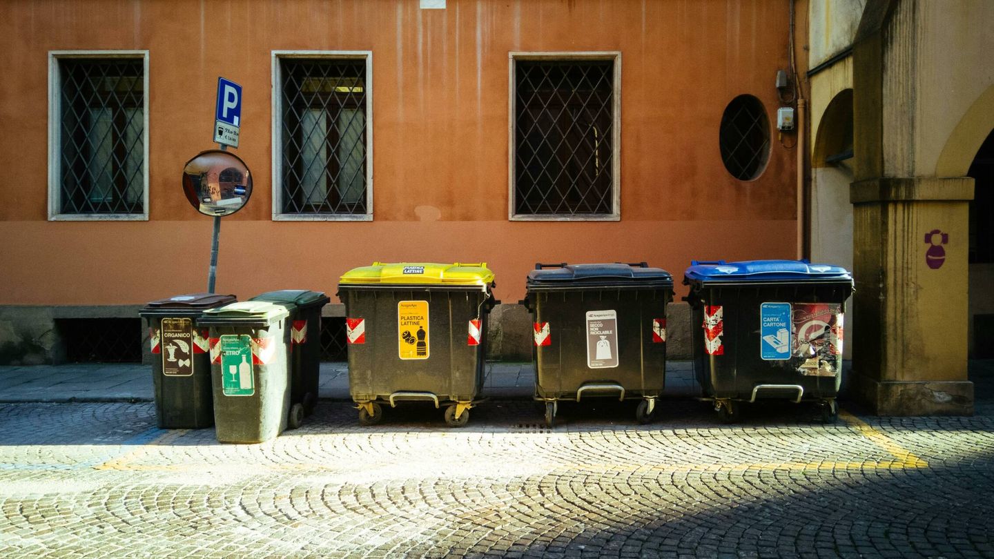 Varios contenedores de basura en la calle. (Pexels)