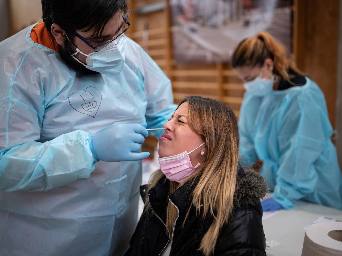 Foto:  Una joven se somete a un test de antígenos en la Universidad de Alcalá de Henares. (EFE)