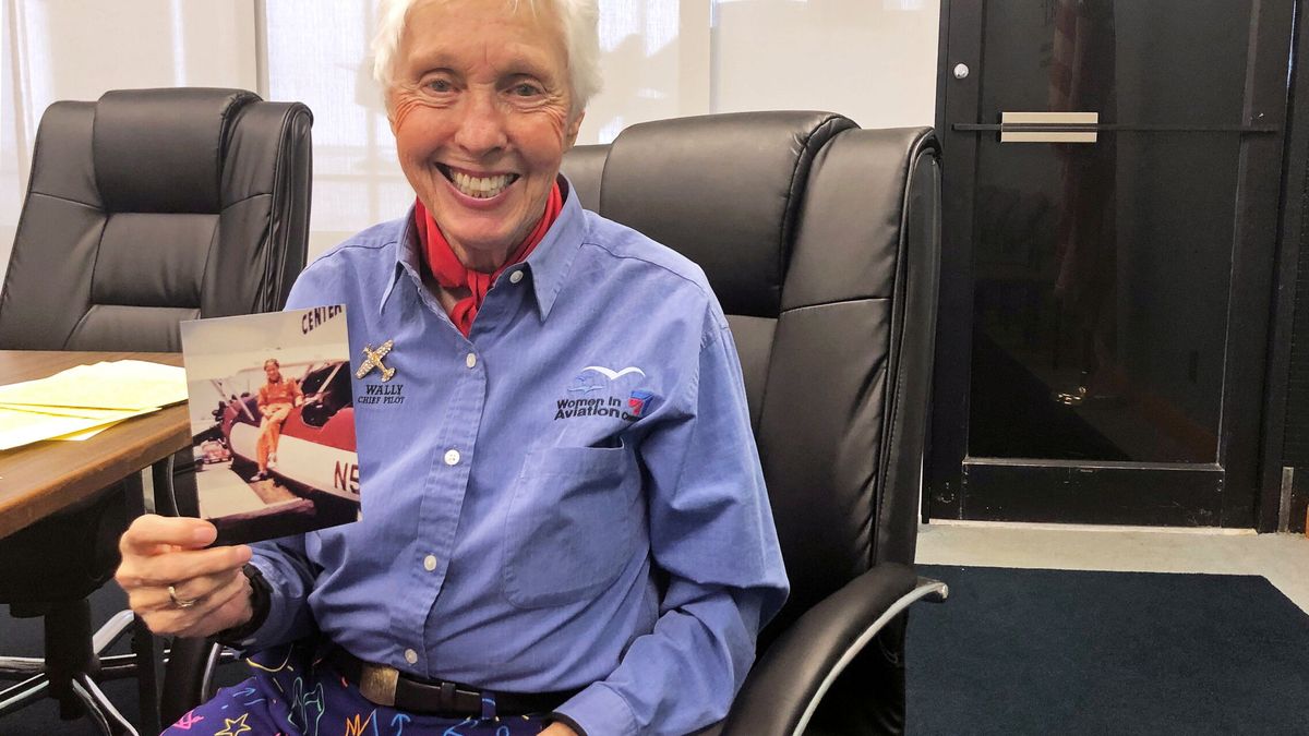 Jeff Bezos sube la apuesta y volará al espacio con una leyenda de la aviación de 82 años