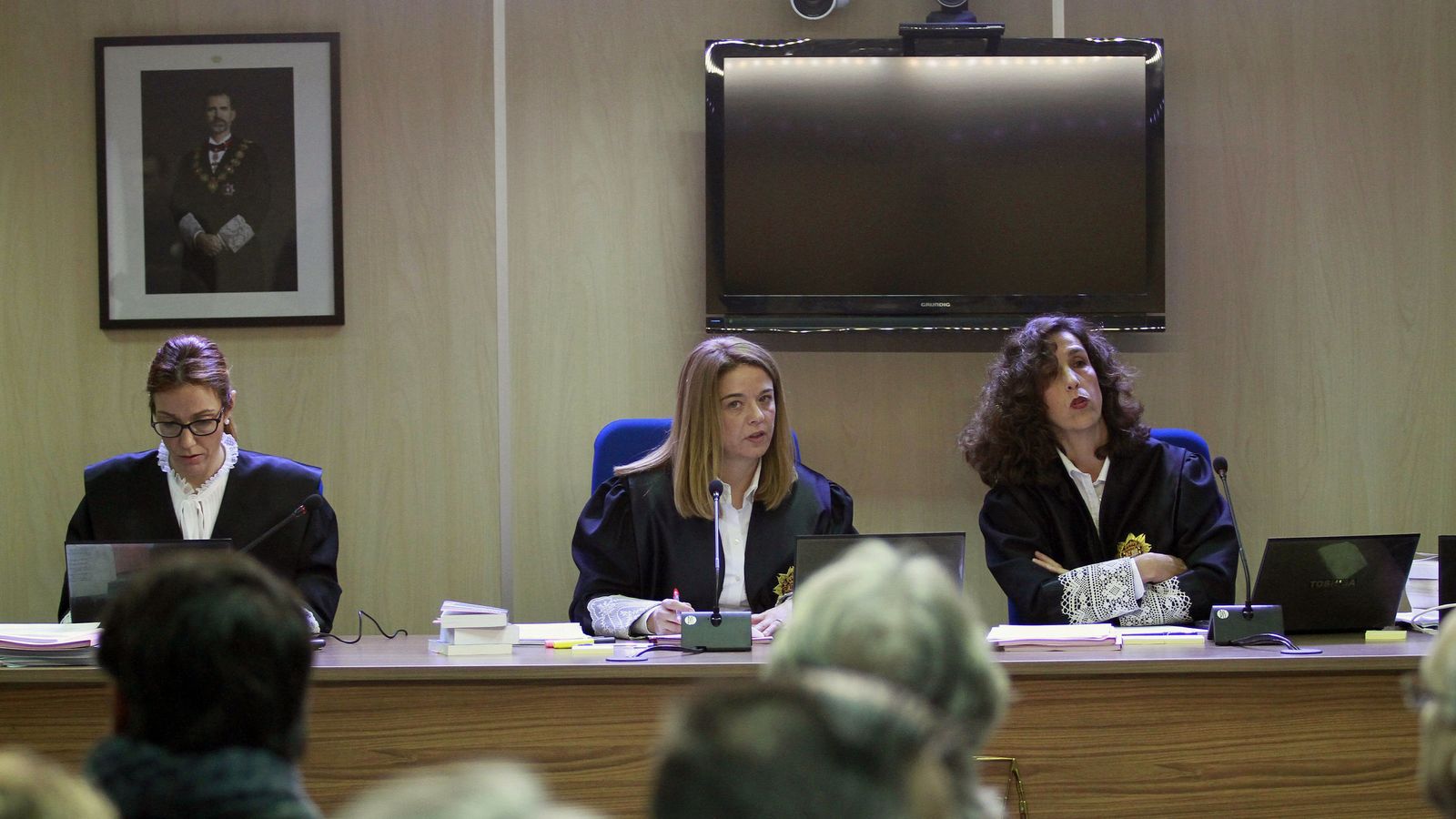 Foto: Las juezas de la sección primera de la Audiencia de Palma, de izquierda a derecha, Rocío Martín, Samantha Romero y Eleonor Moyà. (EFE)