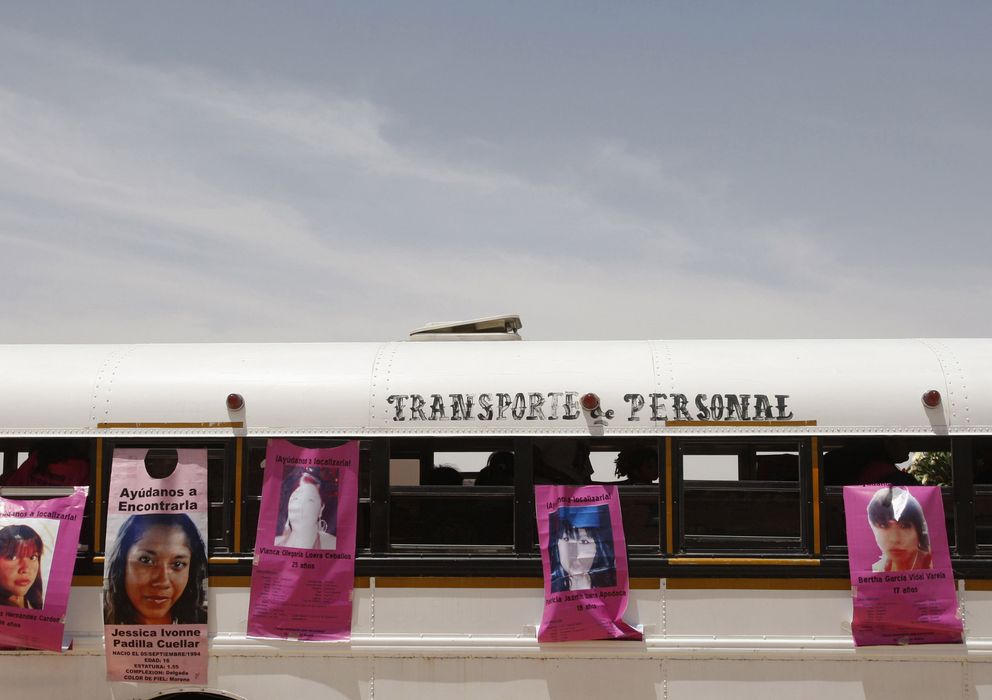 Foto: Autobús con carteles de mujeres desaparecidas en Ciudad Juarez (Reuters)