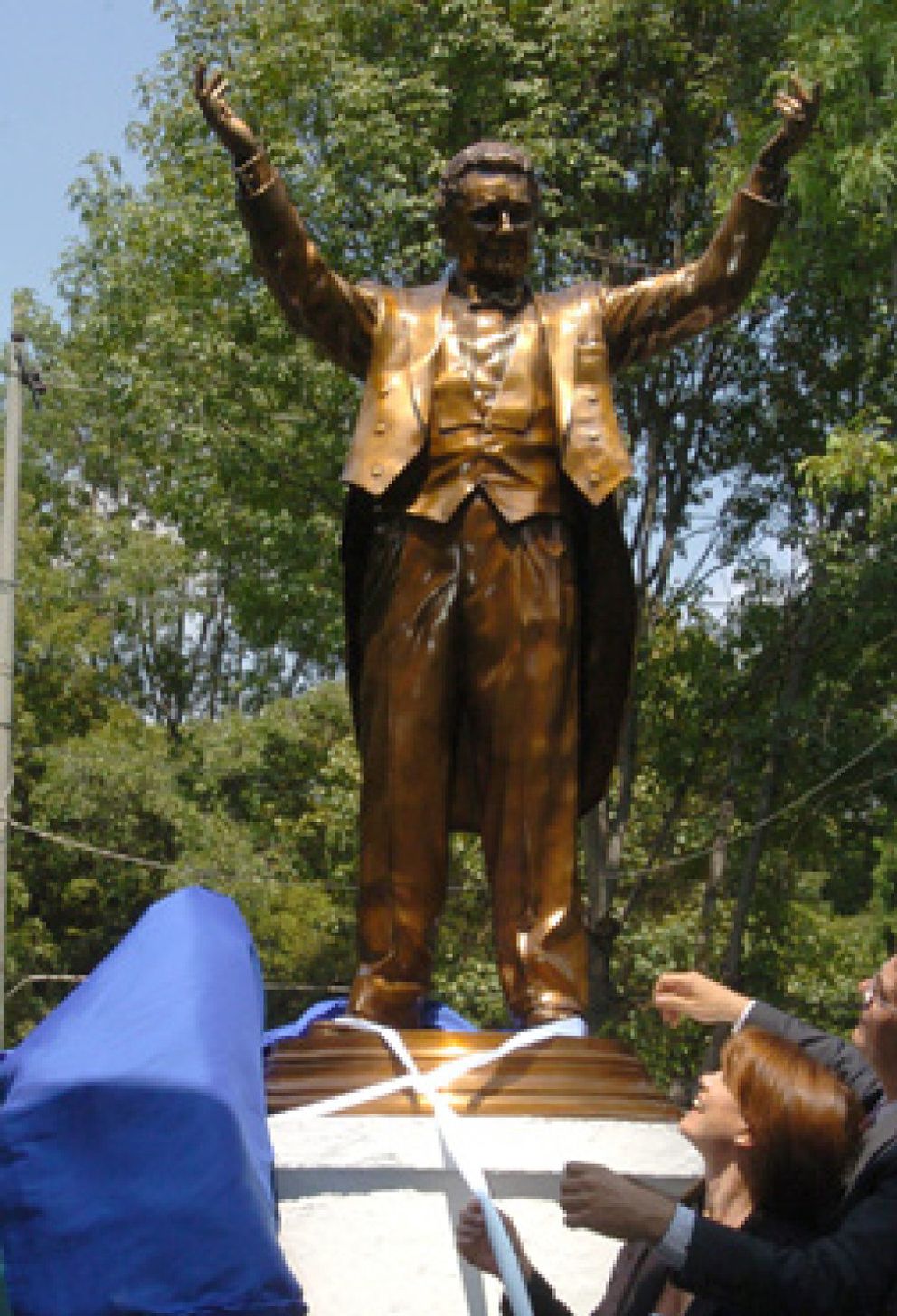 Foto: México rinde homenaje a Plácido Domingo con una estatua de bronce hecha de llaves