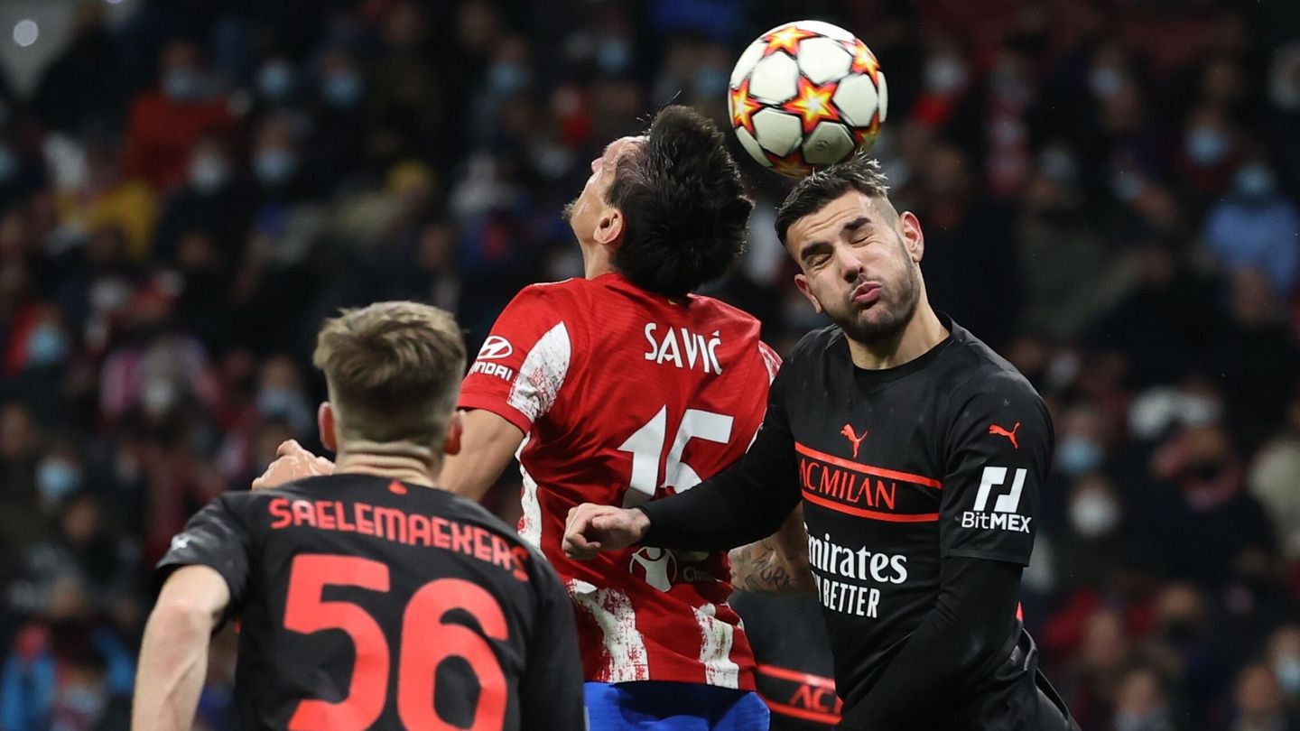 Savic pelea un balón con Theo Hernández. (EFE/Kiko Huesca)