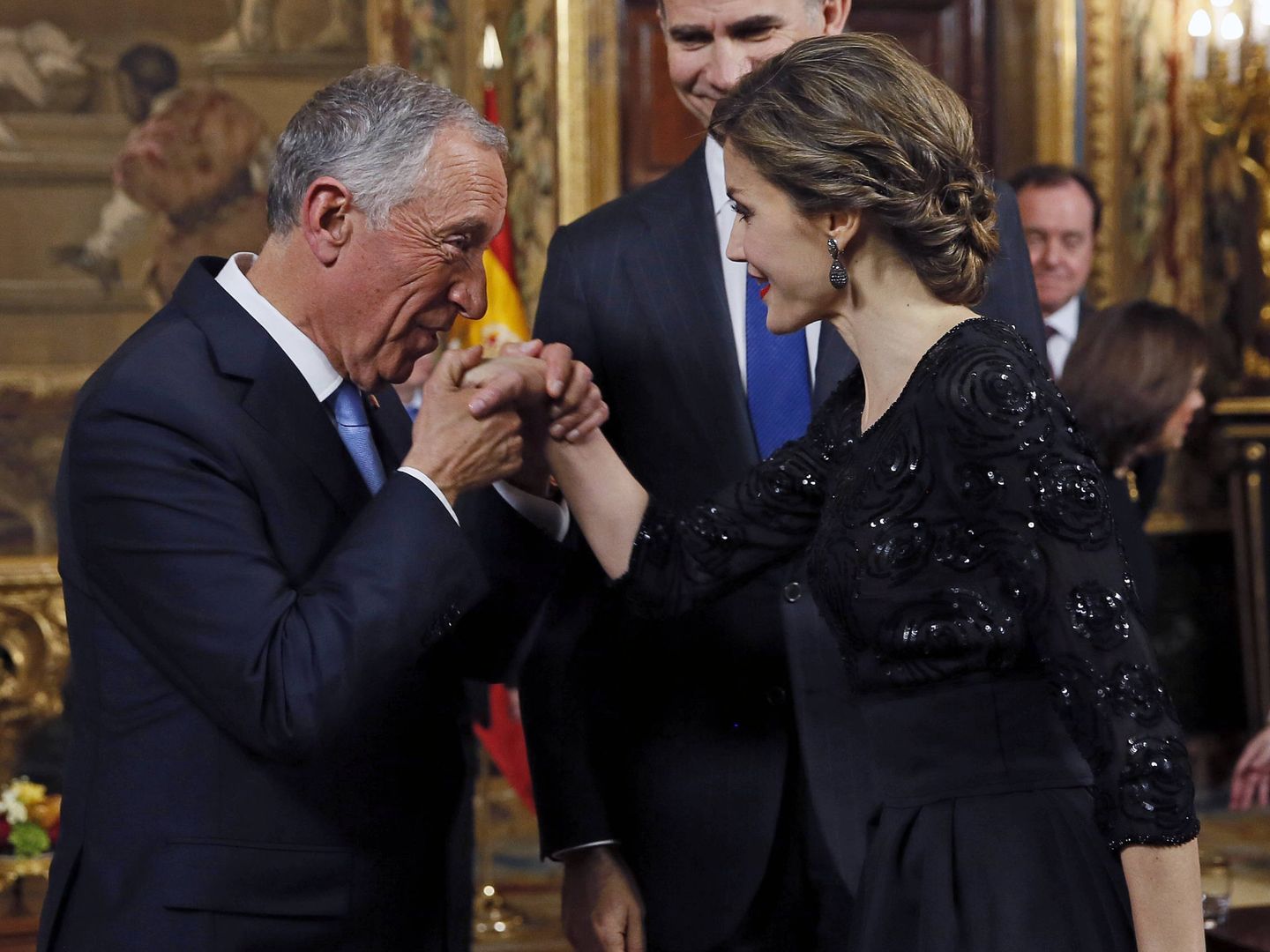 Marcelo saluda a Letizia en el Palacio Real. (Getty)