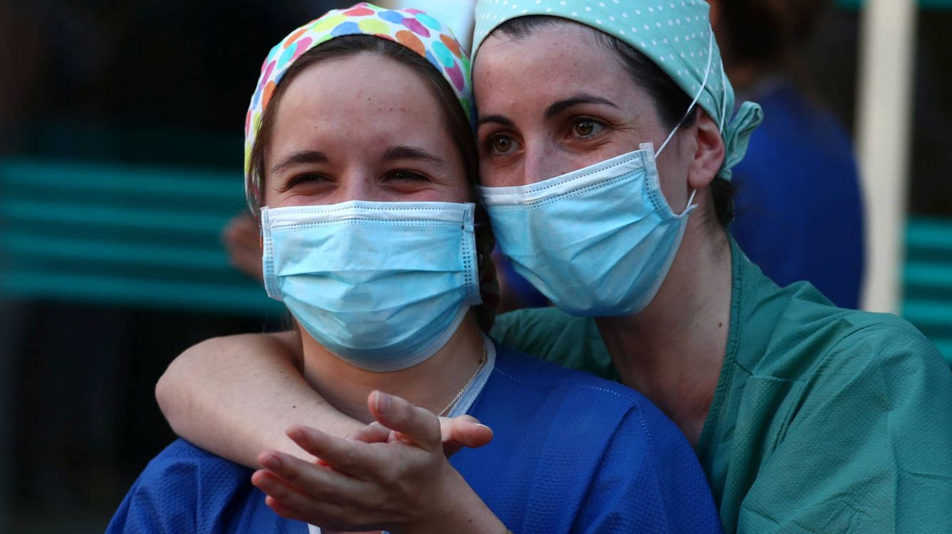 Foto: Sanitarias aplauden durante la primera ola de covid en un hospital de Madrid. (Reuters)