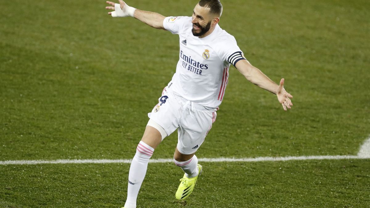 El Real Madrid golea al Alavés con dos goles de Benzema y Zidane al teléfono (1-4)
