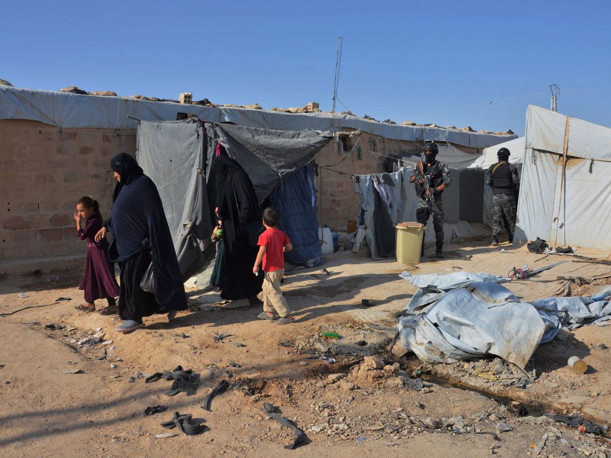Foto: Mujeres y niños en el campo de Al Hol. (EFE/EPA/Aahmed Mardnli)