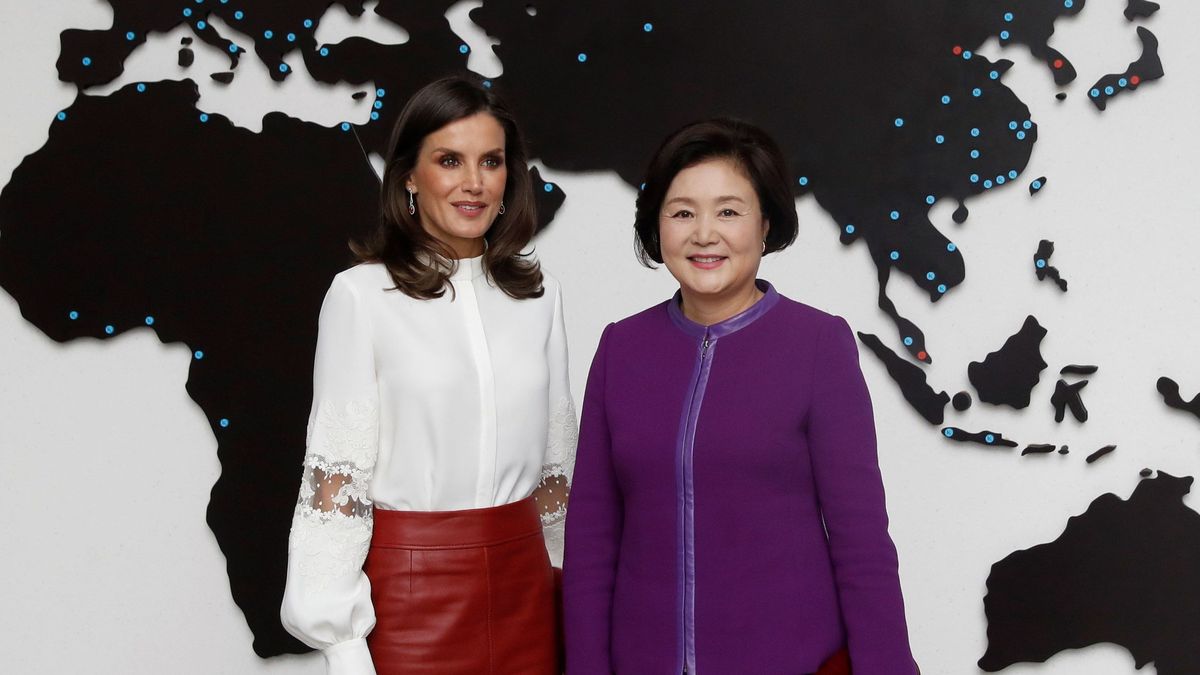 Falda de cuero roja y taconazos: la reina Letizia actualiza uno de sus más recordados looks en Corea