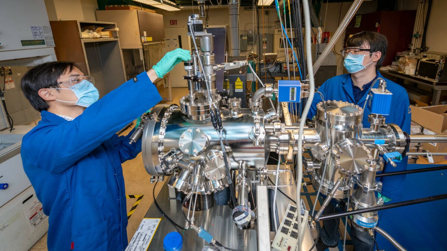 Los investigadores Kaichen Dong (izq) y Jiachen Li trabajan con el nuevo material en su laboratorio. (Berkeley Lab)
