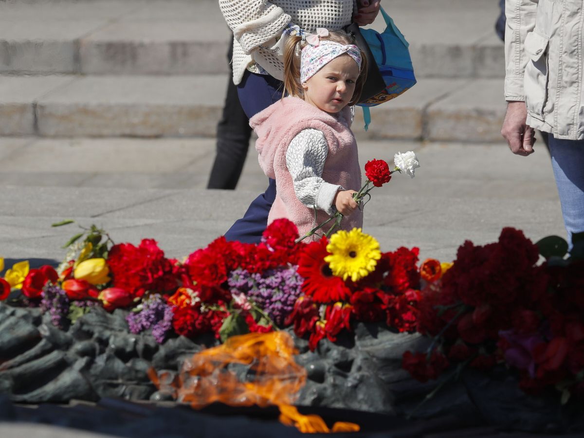 Foto:  La gente deposita flores en la Tumba del Soldado Desconocido en Kiev. (EFE/Sergey Dolzhenko)
