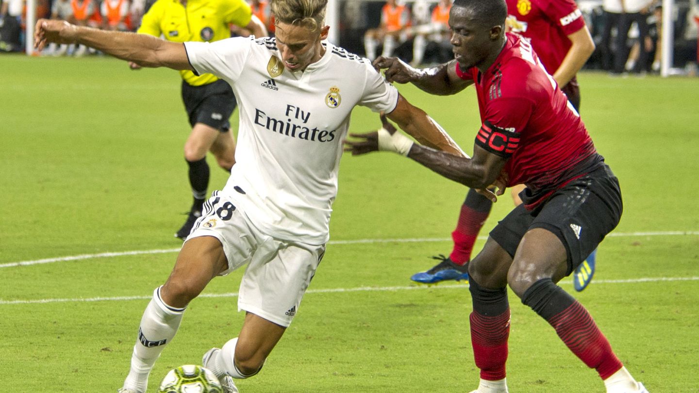 Marcos Llorente y Eric Bailly (d), del Manchester United. (EFE)