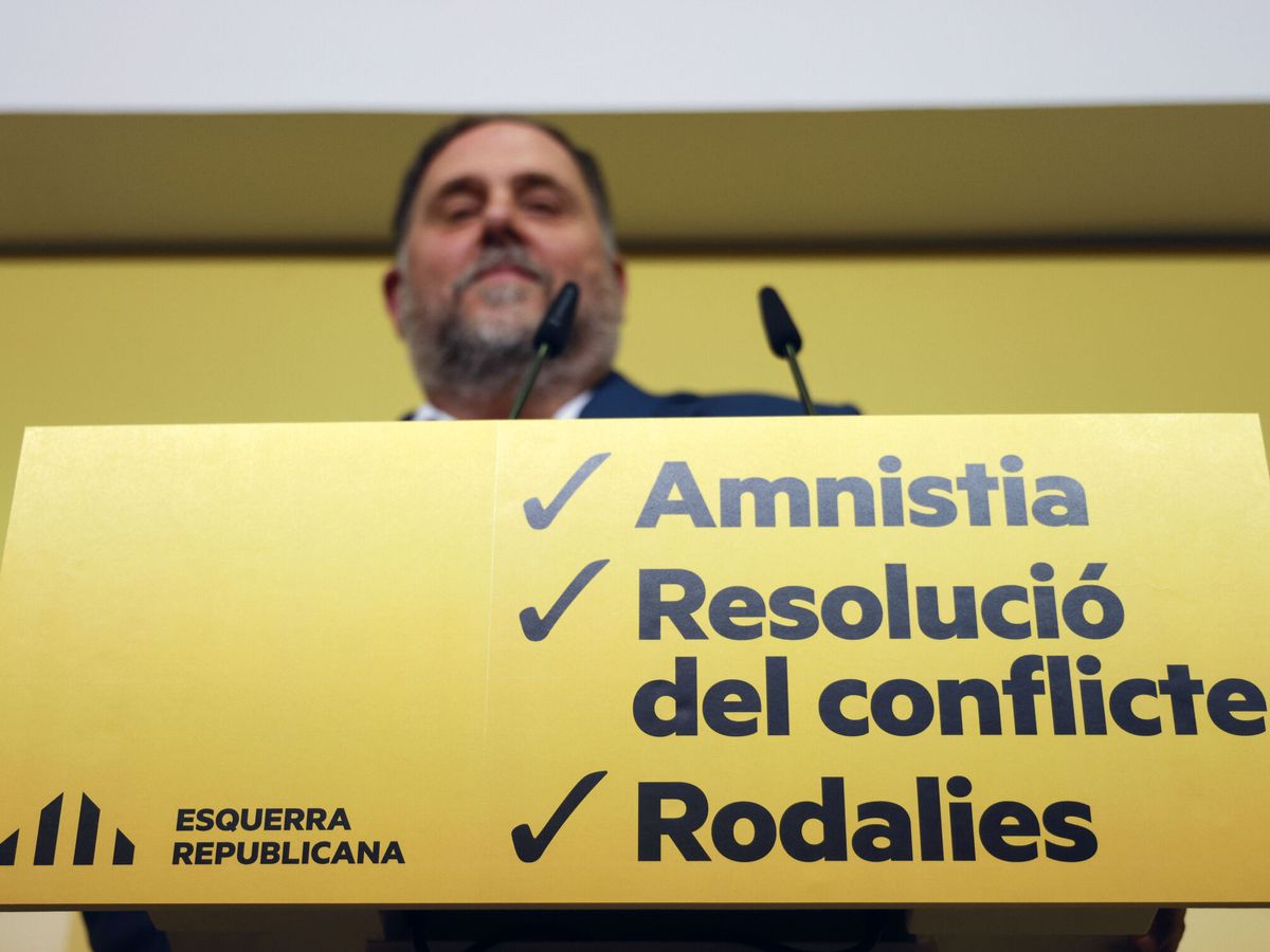 Foto: El líder de ERC, Oriol Junqueras, en una comparecencia este jueves para dar a conocer el acuerdo con el PSOE. (EFE/Quique García) 