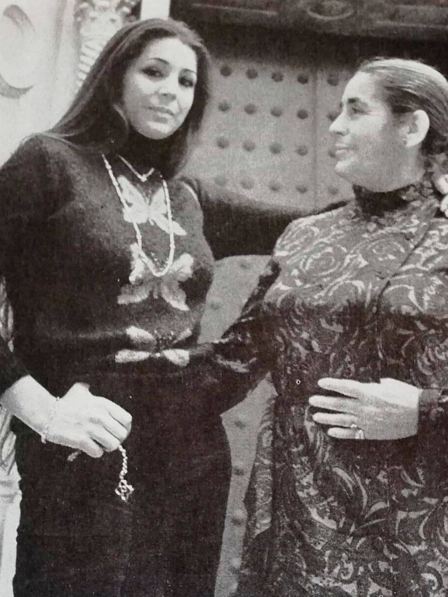Isabel Pantoja y su madre, en un reportaje de la revista 'Tiempo'. (Cortesía)