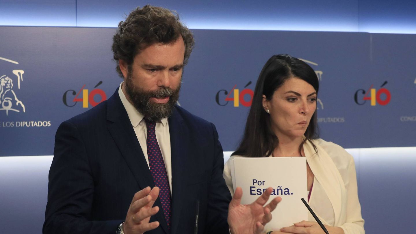 El portavoz del grupo parlamentario de Vox, Iván Espinosa de los Monteros, junto a la diputada Macarena Olona. (EFE)