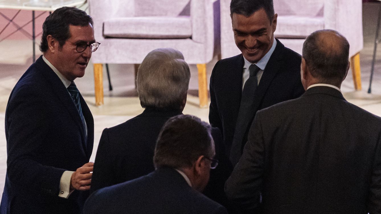 Foto: Pedro Sánchez, acompañado por Garamendi. (Europa Press/Carlos Luján)