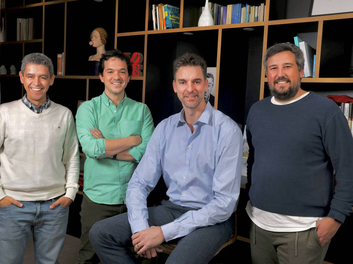 Foto: Pau Gasol, junto a los tres fundadores de Vivla.