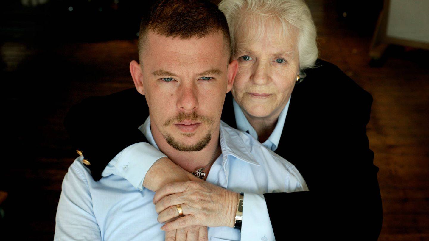 Alexander MacQueen junto a su madre, retratados por Dan Chung. (Imagen: Cortesía/Vértigo Films)