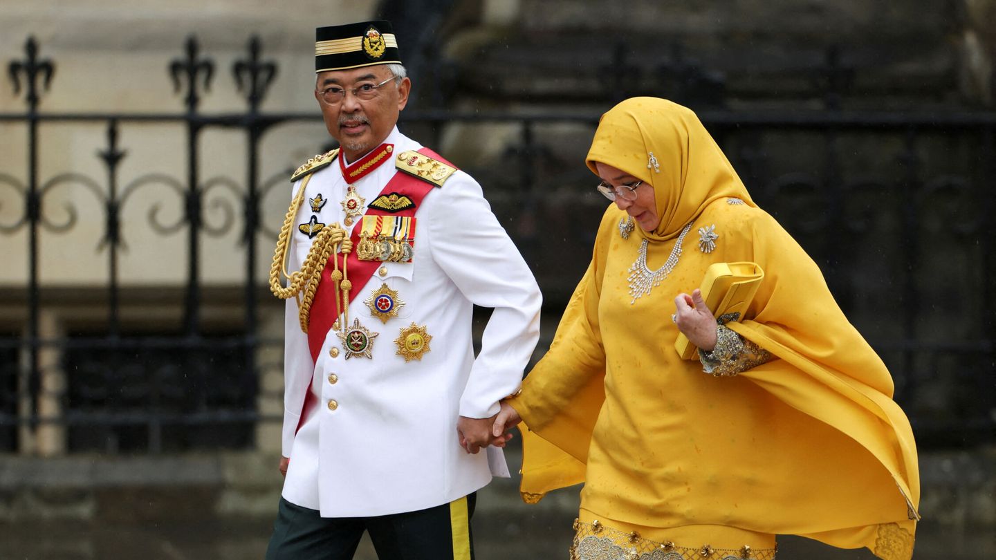 Los reyes de Malasia, en la coronación de Carlos III. (Reuters)